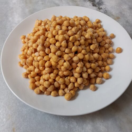 a plate of soaked chickpeas. What are chickpeas guide post