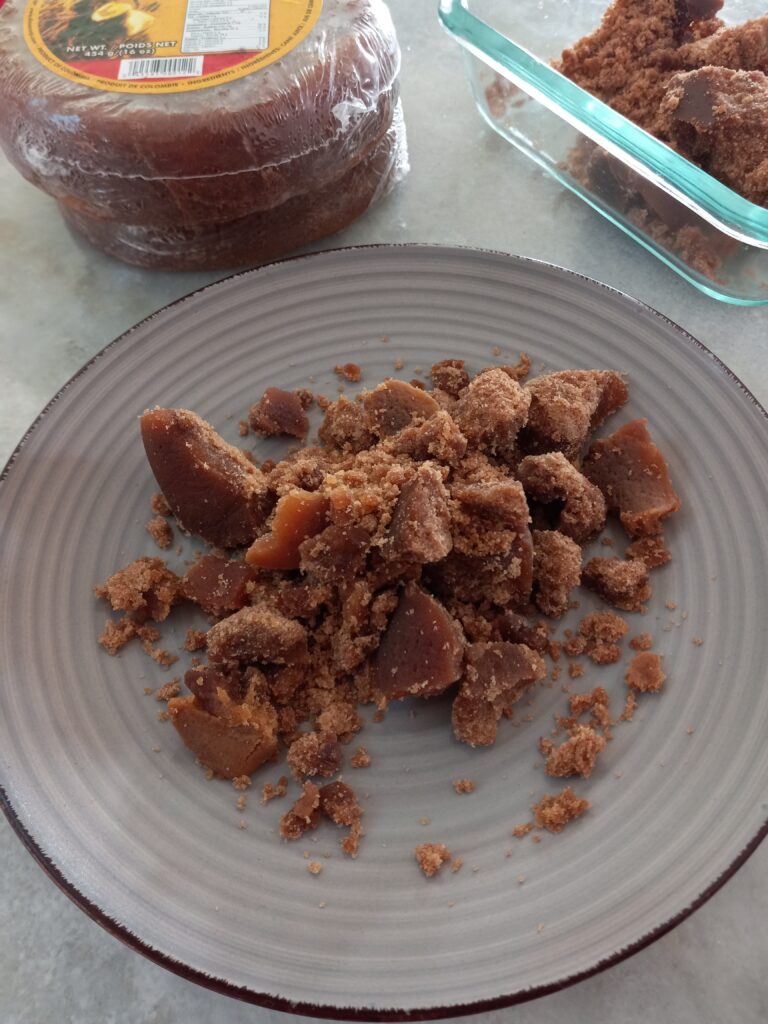 a plate with 6 oz of panela on a white table